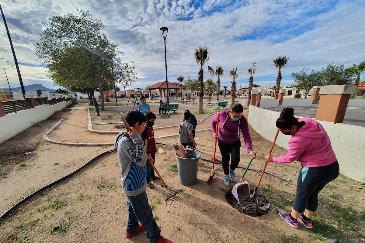 Niños se unen para limpiar el parque en su colonia
