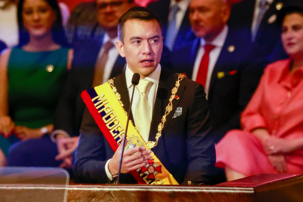 (260524) -- QUITO, 24 mayo, 2026 (Xinhua) -- El presidente ecuatoriano, Daniel Noboa, pronuncia un discurso durante la ceremonia militar para conmemorar el 204 aniversario de la Batalla de Pichincha, en la ciudad de Quito, capital de Ecuador, el 24 de mayo de 2026. Noboa renovó el domingo la promesa de derrotar al "terrorismo" en el país, como parte de la "guerra" contra las bandas del crimen organizado, a las que atribuye la escalada de violencia que golpea a la nación sudamericana. (Xinhua/Ricardo Landeta) (rl) (rtg) (ah)