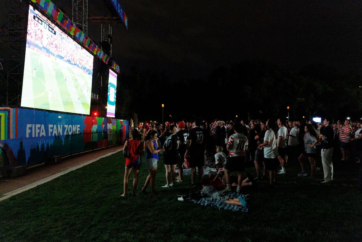 Fotografía del pasado 13 de junio en la que puede verse una de las zonas de aficionados instaladas por la FIFA para seguir el Mundial de Estados Unidos, México y Canadá. | Crédito: EFE/WILL OLIVER