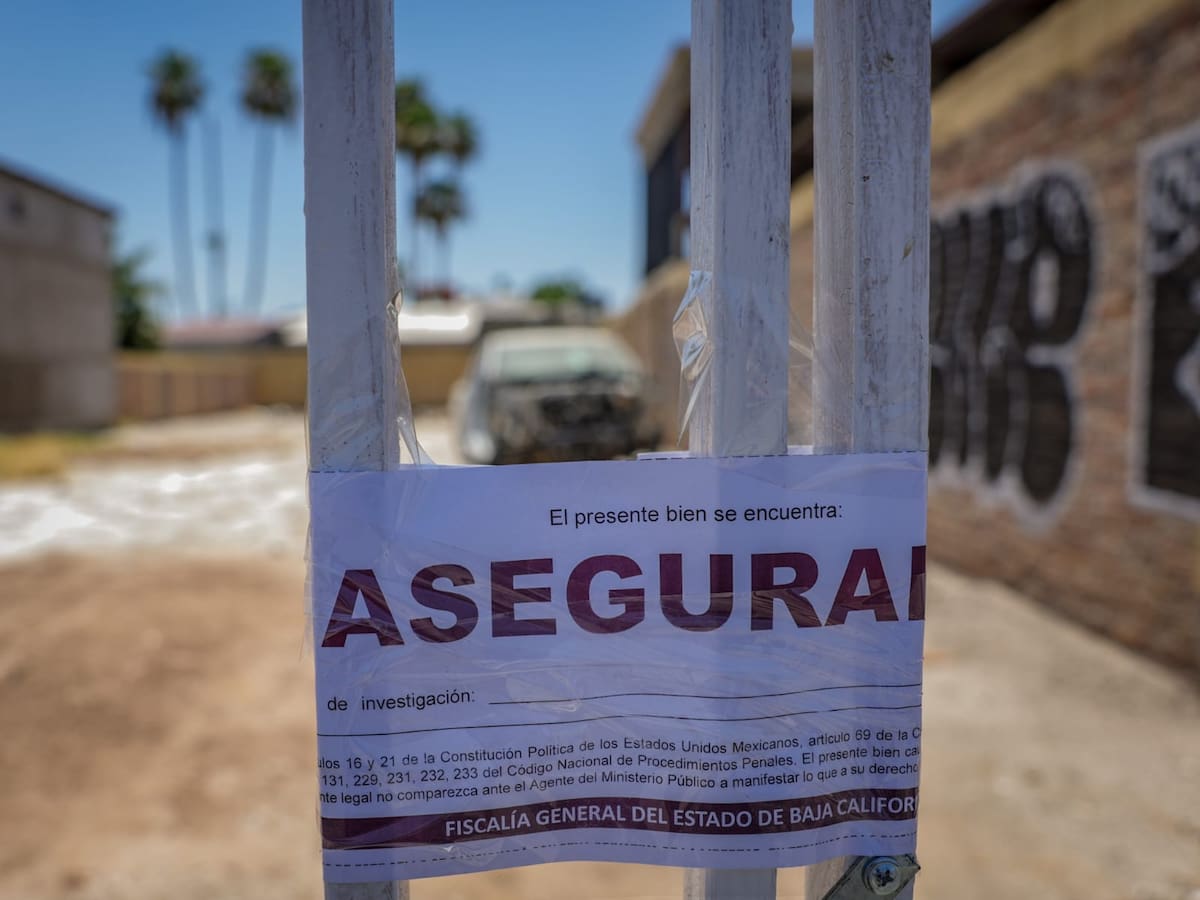 Agentes de la Fiscalía General del Estado realizan un cateo en un inmueble ubicado en la avenida de los Obeliscos y calzada Francisco L. Montejano, como parte de las investigaciones relacionadas con desapariciones ocurridas en la zona de antros de Mexicali. (Foto: Javier Gallegos)