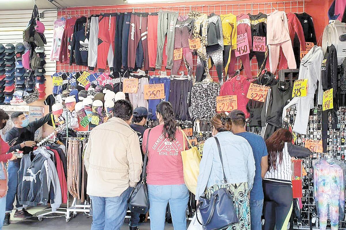 Aumenta gente en las calles por las compras navideñas