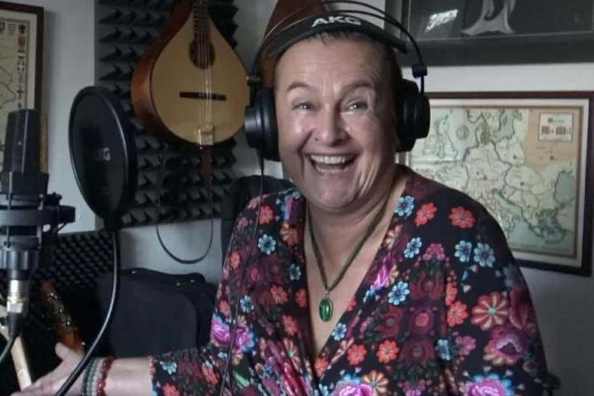 Cantante muere al contagiarse voluntariamente de Covid para tener pase sanitario