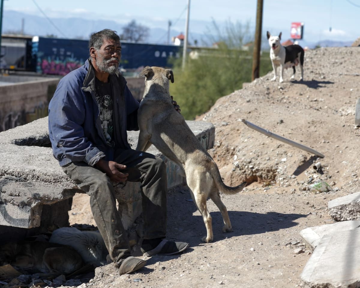 Encuentran a hombre muerto, desnudo y con quemaduras junto a patios del ferrocarril
Un hombre fue encontrado sin vida, tendido y envuelto en una cobija, con algunas lesiones en su cuerpo, la mañana de este viernes, en una barda entre el puente de la calzada Independencia y los patios del ferrocarril.
Foto: Javier Gallegos