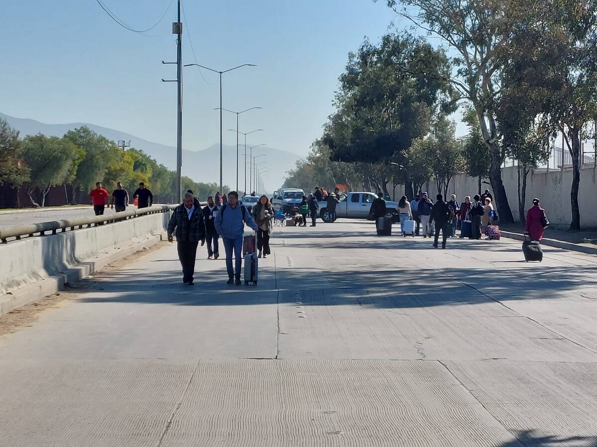 Decenas de pasajeros se vieron afectados por el bloqueo.