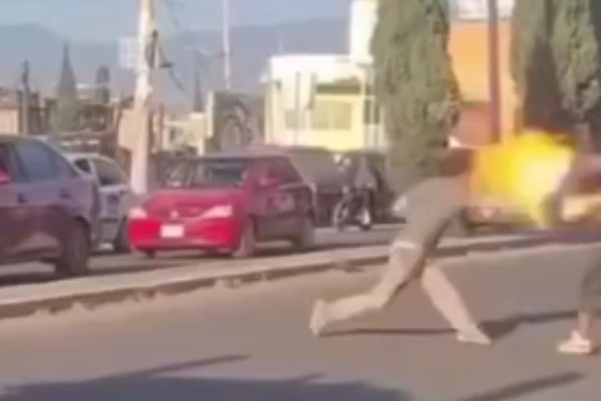 ¿Mortal Kombat callejero? limpia vidrios se enfrenta a escupe fuego en plena calle y video se hace viral