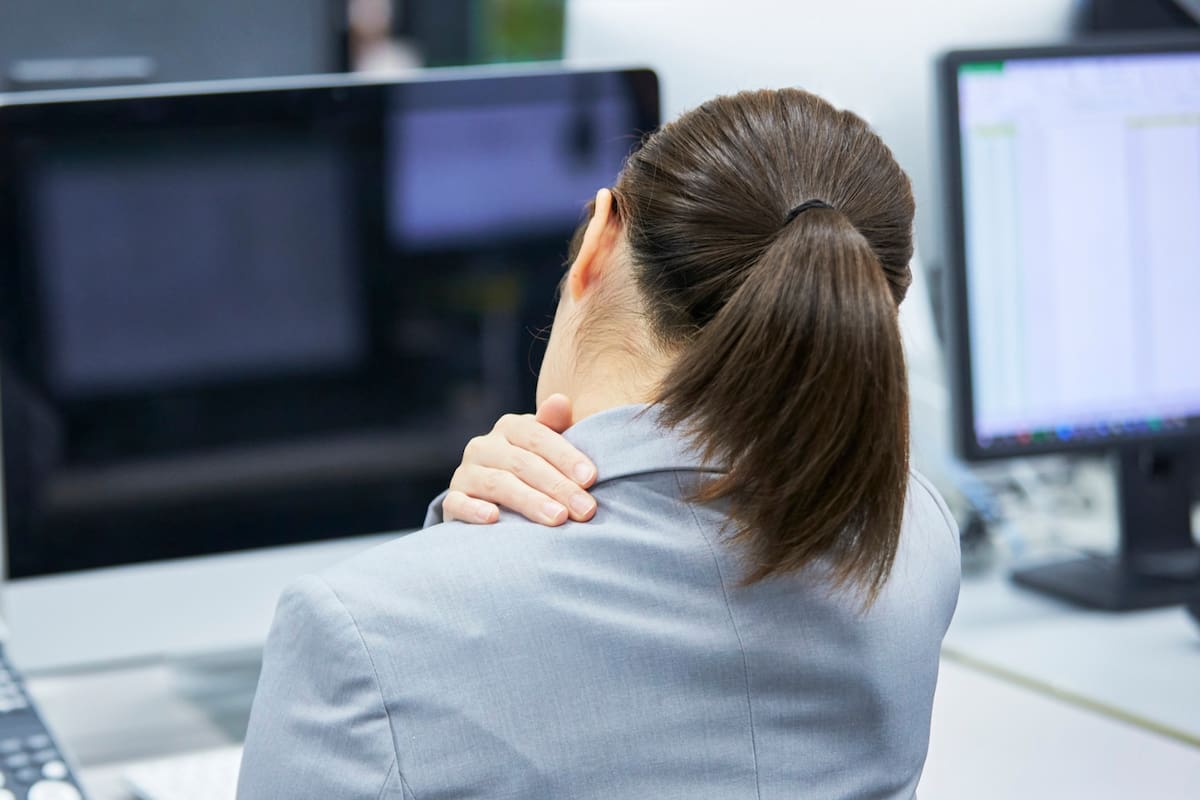 Cómo revertir el “tech neck”: consejos para cuidar la piel y los músculos del cuello