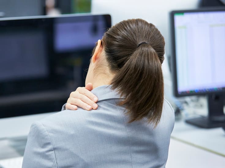 Cómo revertir el “tech neck”: consejos para cuidar la piel y los músculos del cuello