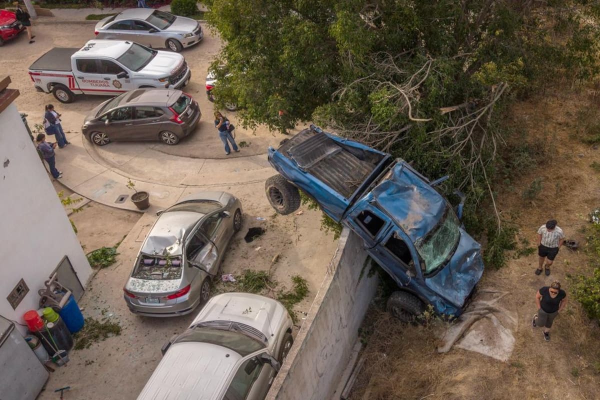 Volcadura en la carretera libre Tijuana-Rosarito deja dos lesionados y provoca fuerte tráfico