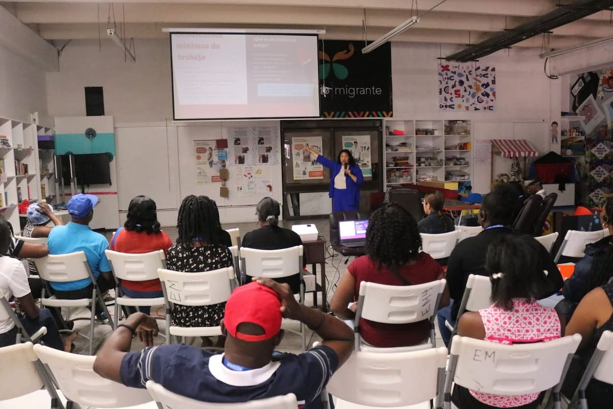 Asesoran a estudiantes haitianos