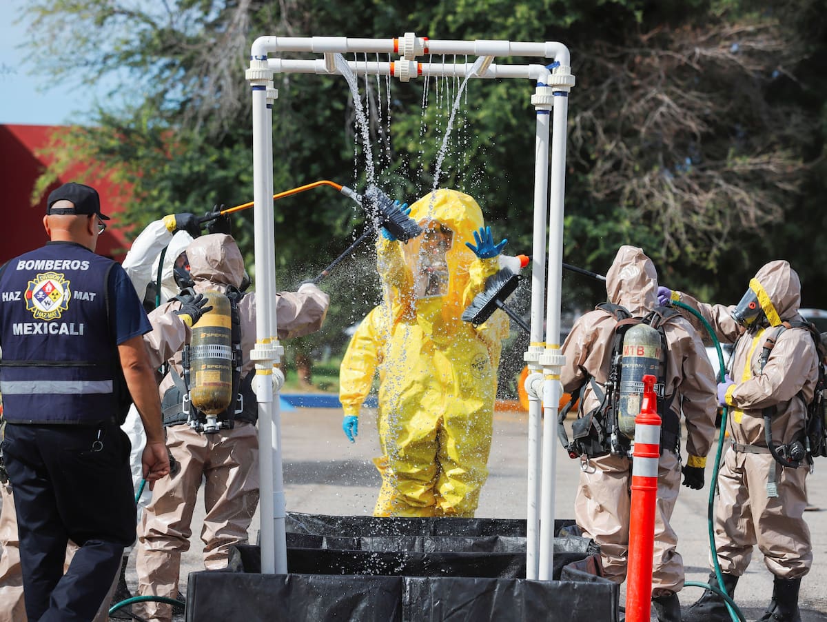 Con el fin de prevenir riesgos, Bomberos de Mexicali capacitó al personal de la Comisión Estatal del Agua en el manejo de materiales peligrosos, priorizando los protocolos de seguridad y respuesta inmediata ante posibles fugas de gas cloro. (Foto: Juan J. Morales)