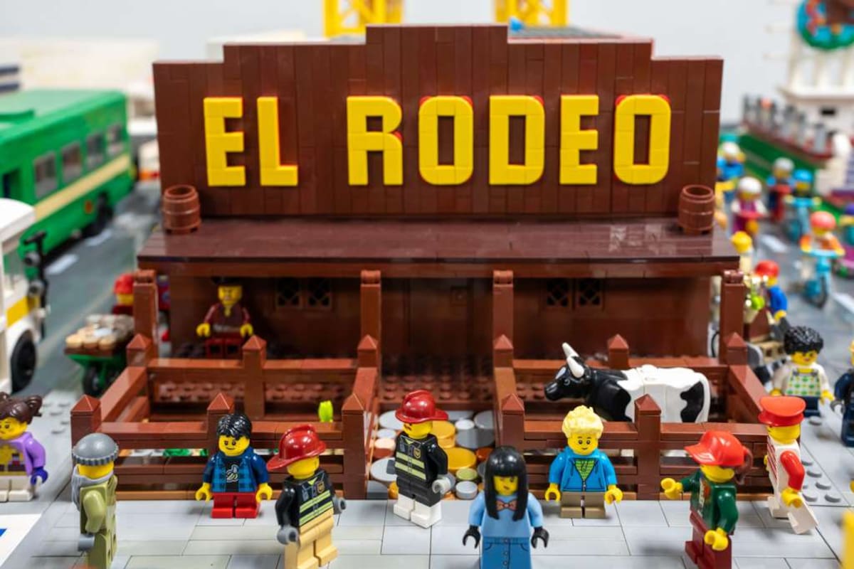 Una exhibición inspirada en los lugares más emblemáticos de Tijuana sorprendió a visitantes con réplicas hechas de LEGO para conmemorar el aniversario de la ciudad.
Fotos: Border Zoom.