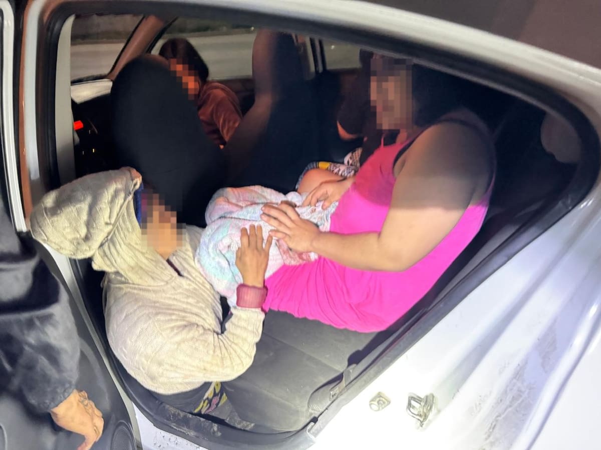 Agentes de la Policía Municipal brindaron atención inmediata a una mujer en labor de parto, coordinando el apoyo con paramédicos para garantizar la salud de la madre y del recién nacido. Foto: Cortesia