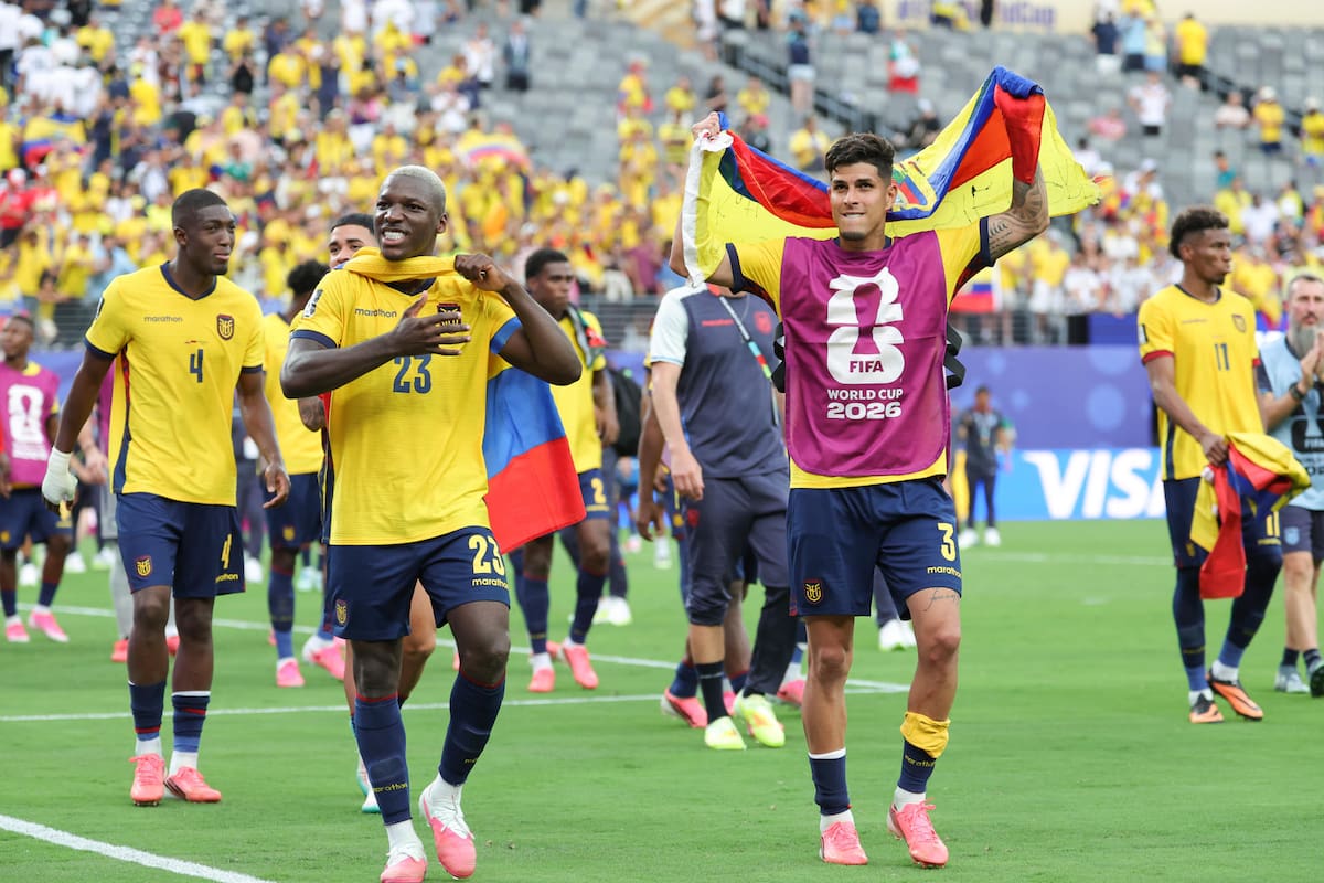 Los ecuatorianos Moisés Caicedo (i) y Piero Hincapié celebran al término del partido ante Alemania disputado el pasado jueves. | Crédito: EFE/ Sebastiao Moreira