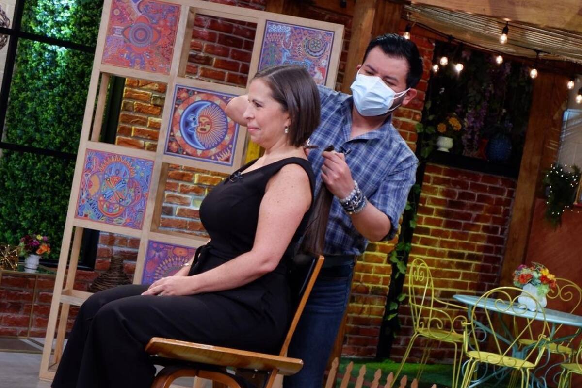 VIDEO: Tanatóloga se corta el cabello en transmisión en vivo de "Sale el Sol" para donarlo a mujeres con cáncer