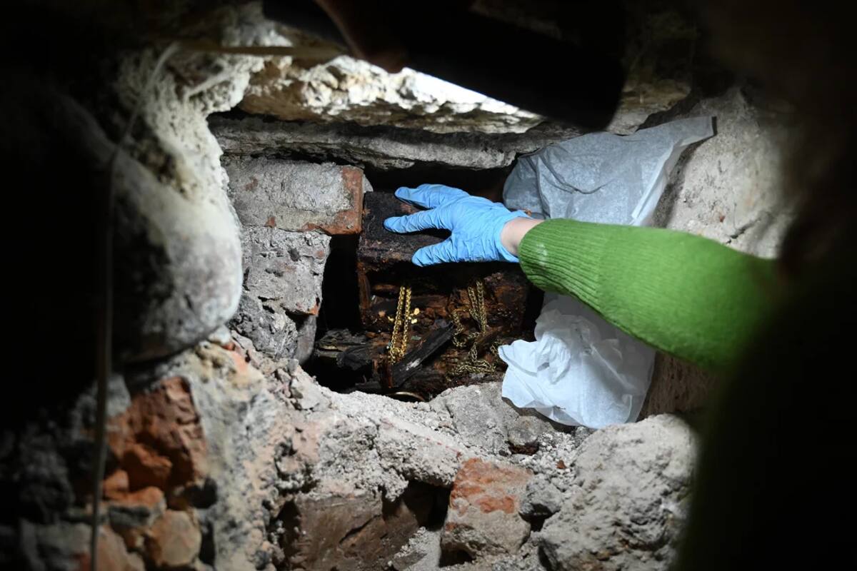 Las insignias funerarias fueron recuperadas de un escondite donde estaban guardadas en 1939. / CNN. - Vamos a Vilnius