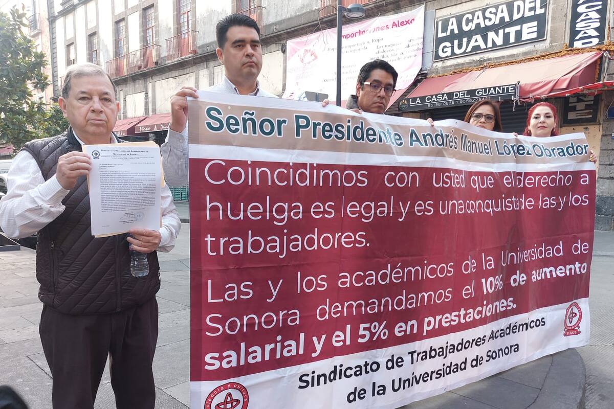 STAUS se manifiesta en Palacio Nacional y lleva petición a AMLO