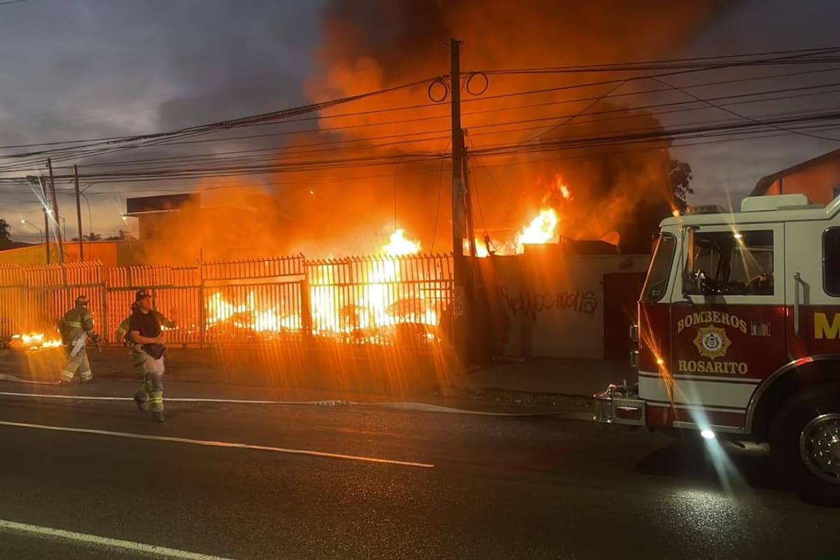 Muere hombre calcinado tras incendio en comercio de colchones en Rosarito