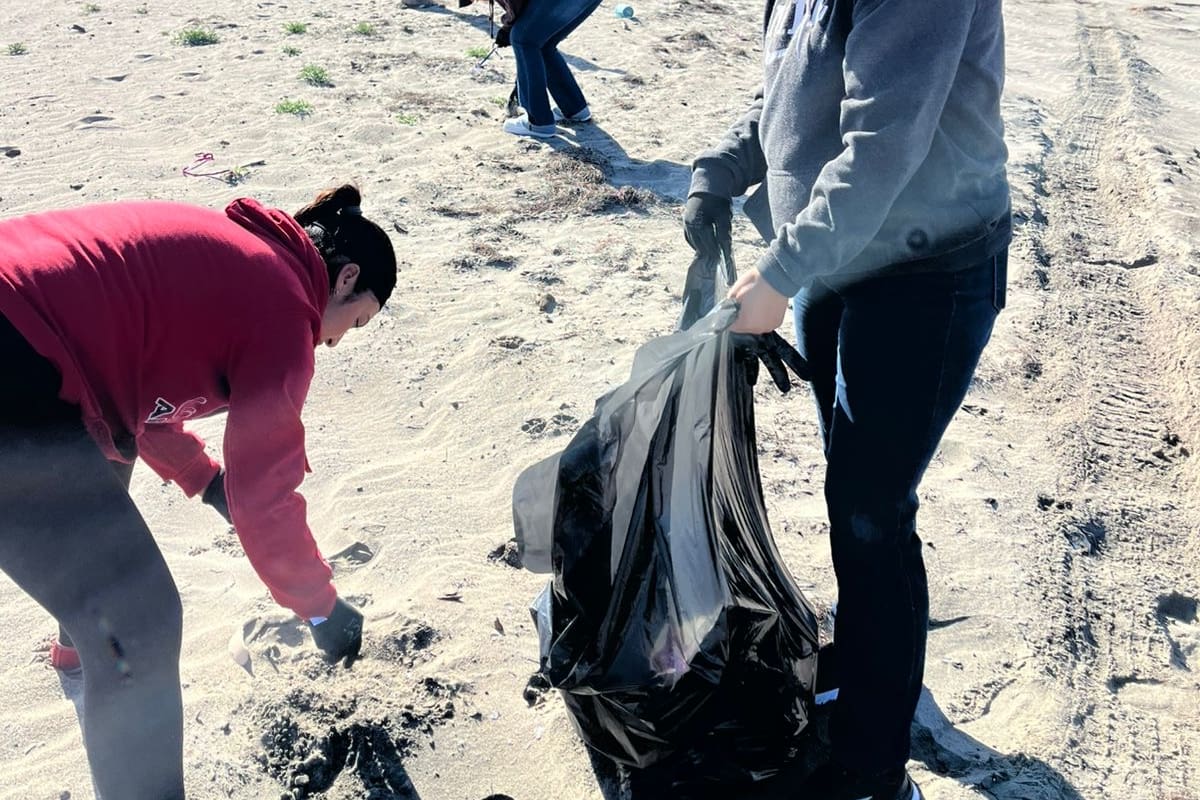 Limpian playa de San Ramón
