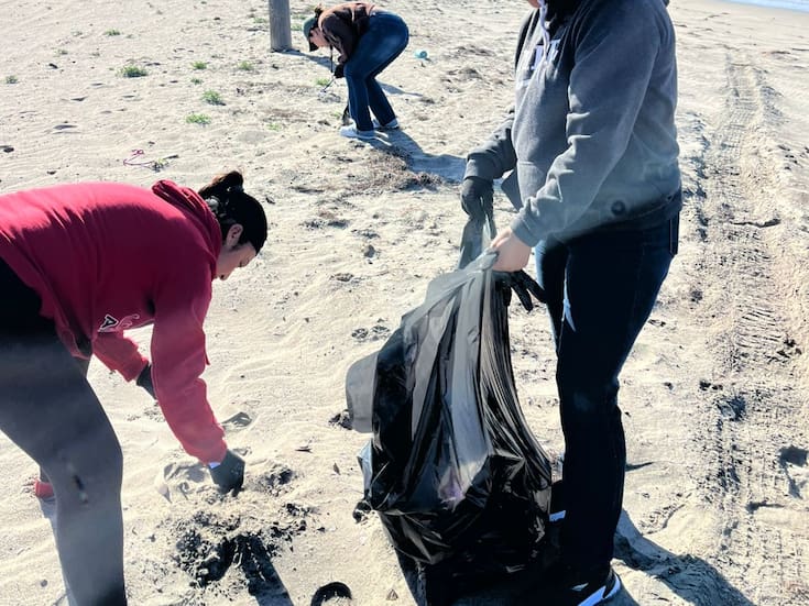 Limpian playa de San Ramón