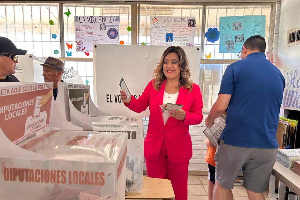 Acude Lupita Jackes a emitir su voto