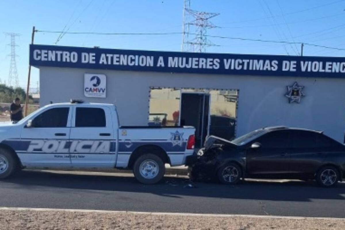 Chofer de DIDI es asaltado y al solicitar ayuda perdió el control y chocó una patrulla municipal