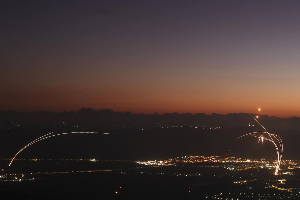 El sistema de defensa aérea Cúpula de Hierro de Israel intercepta proyectiles disparados desde el sur del Líbano sobre la Alta Galilea, en el norte de Israel, el 23 de agosto de 2024. EFE/ATEF SAFADI