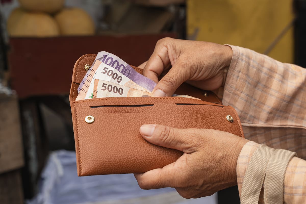 ¿Cómo acomodas tus billetes? Lo que dice la psicología sobre este hábito cotidiano