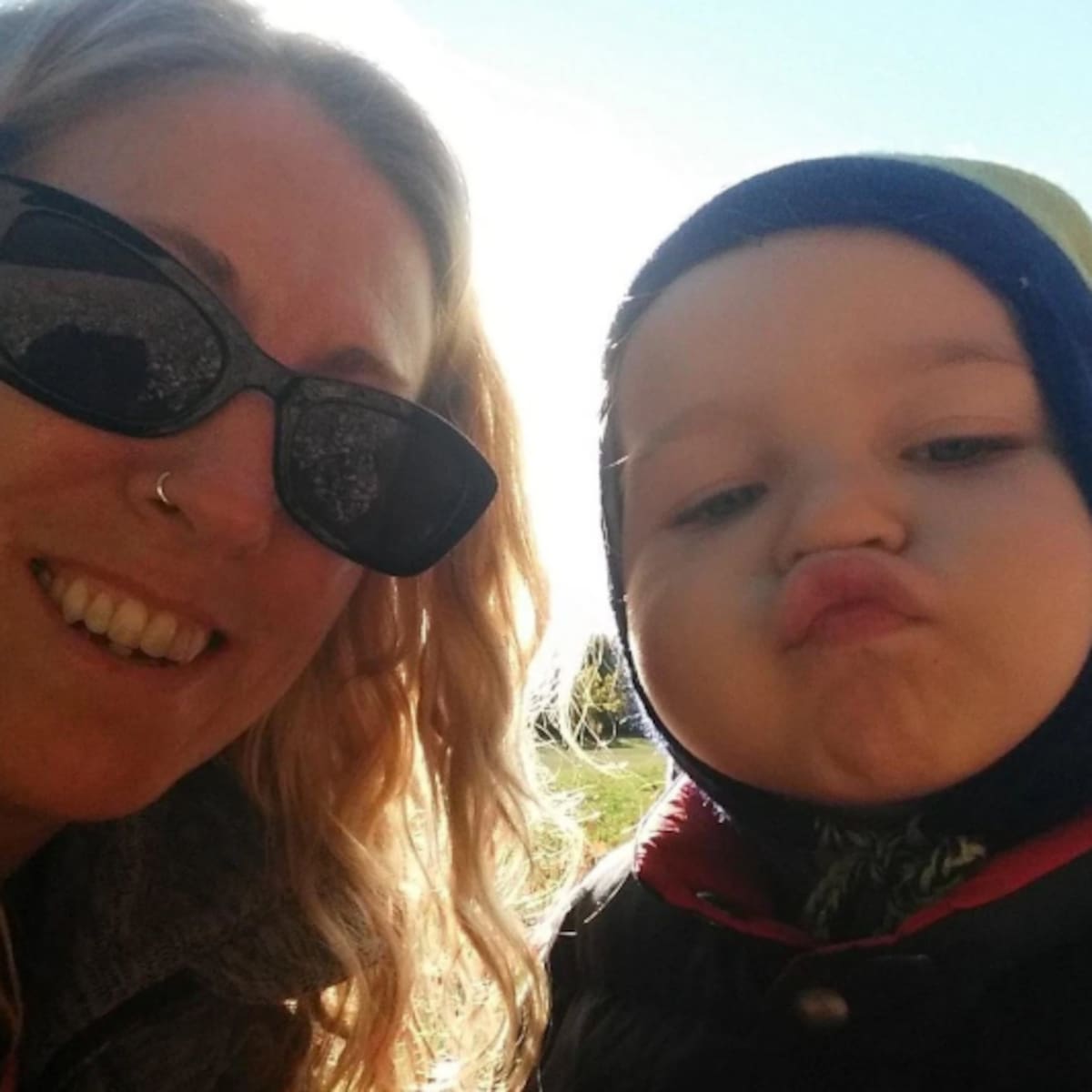 A diferencia de lo que muestran las celebridades, Pam confiesa que la falta de vínculo biológico con su hijo Lucah provocó un vacío emocional difícil de llenar.