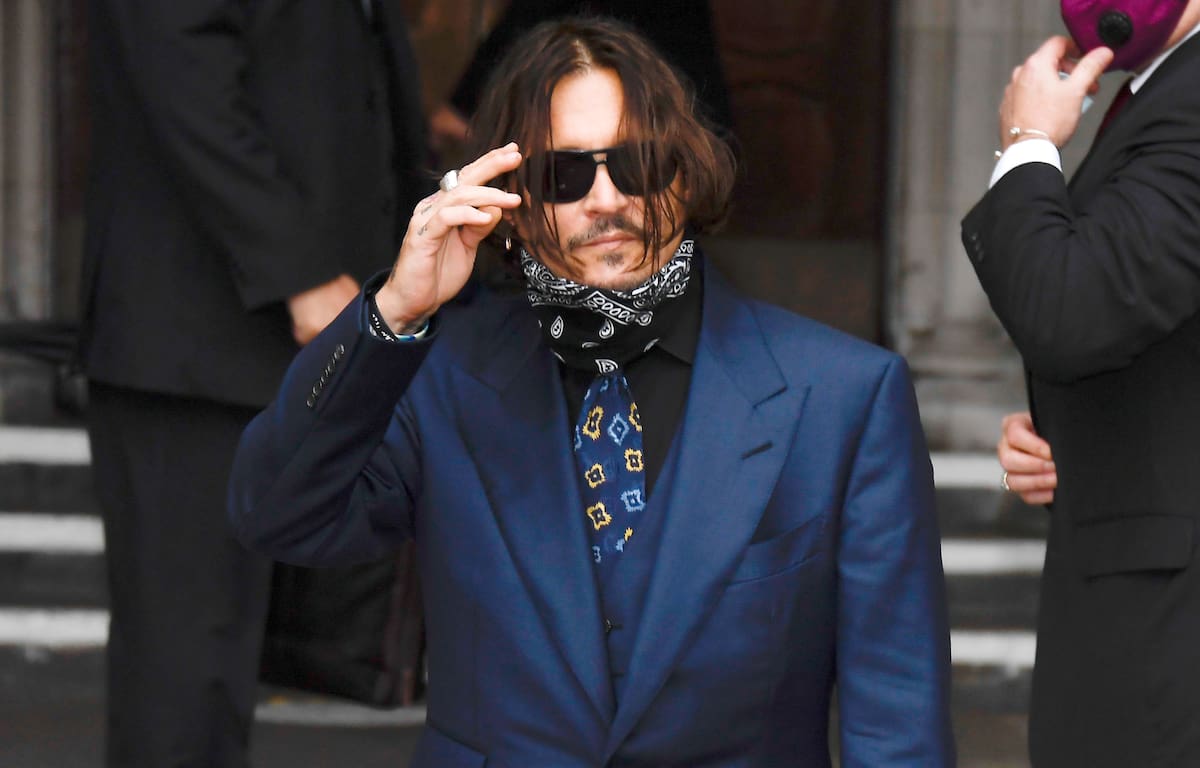 Johnny Depp llega al tribunal superior en Londres el jueves 9 de julio de 2020. Depp demandó a News Group Newspapers, empresa editorial del diario The Sun, y al editor ejecutivo del diario Dan Wootton por difamación por un artículo de 2018 que señalaba que abusó físicamente de su exesposa Amber Heard. Depp niega estas acusaciones. (Foto AP/Alberto Pezzali)