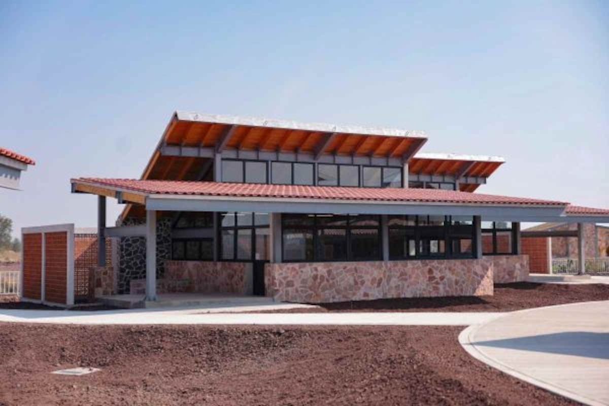 Fachada de la Universidad del Bienestar Benito Juárez en Texcoco, diseñada por el arquitecto Iñaki Exheverría. | Gobierno de México