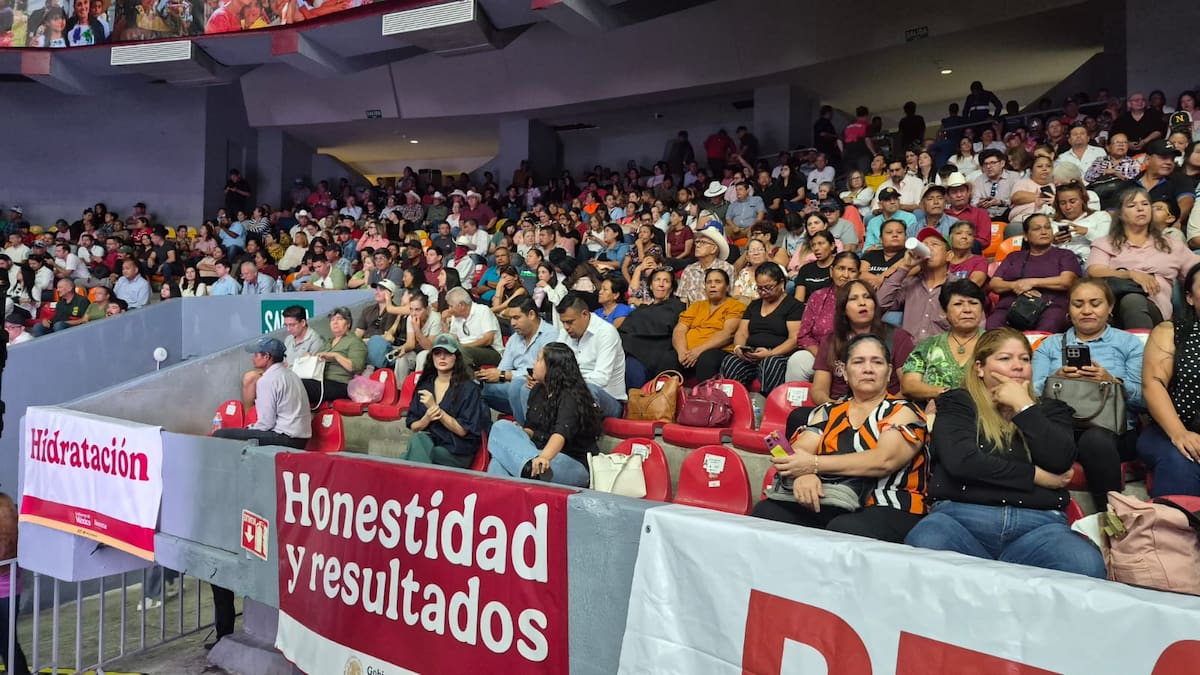 Público asistente al Informe Honestidad y Resultados en Sonora.