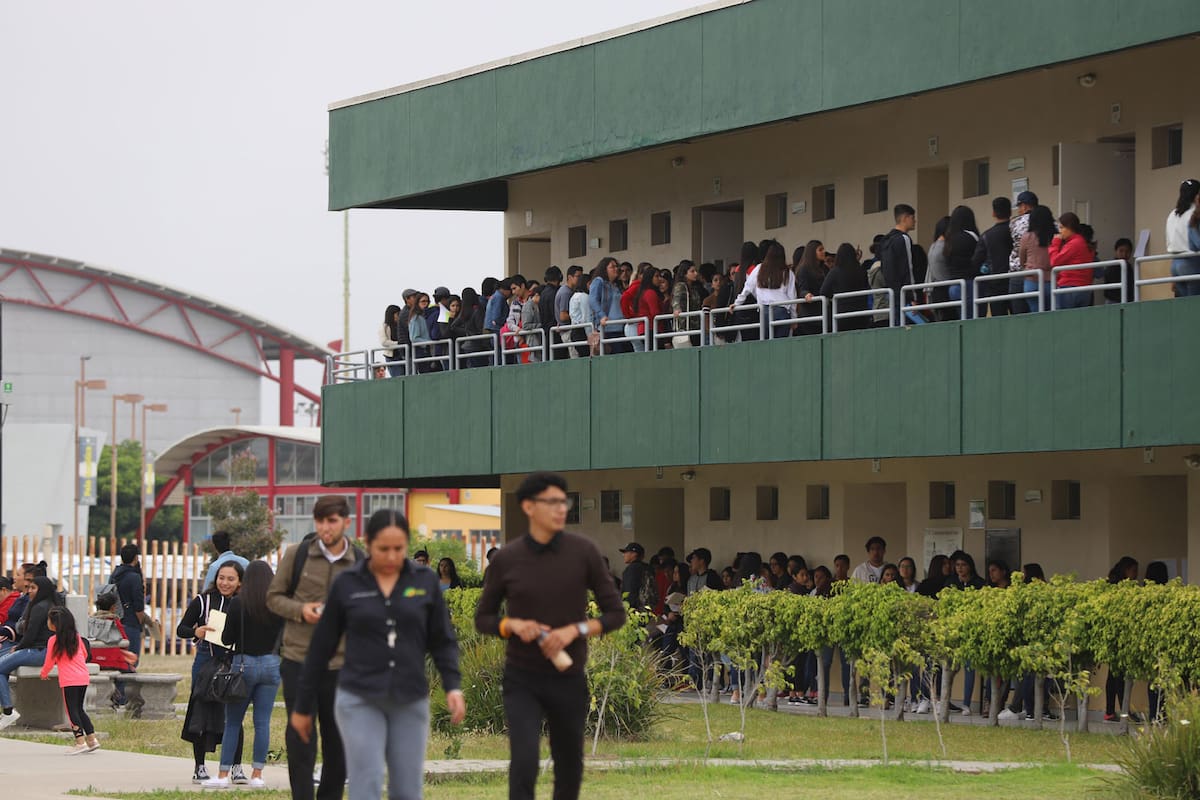 Alumnos resienten carencias por adeudo del Estado