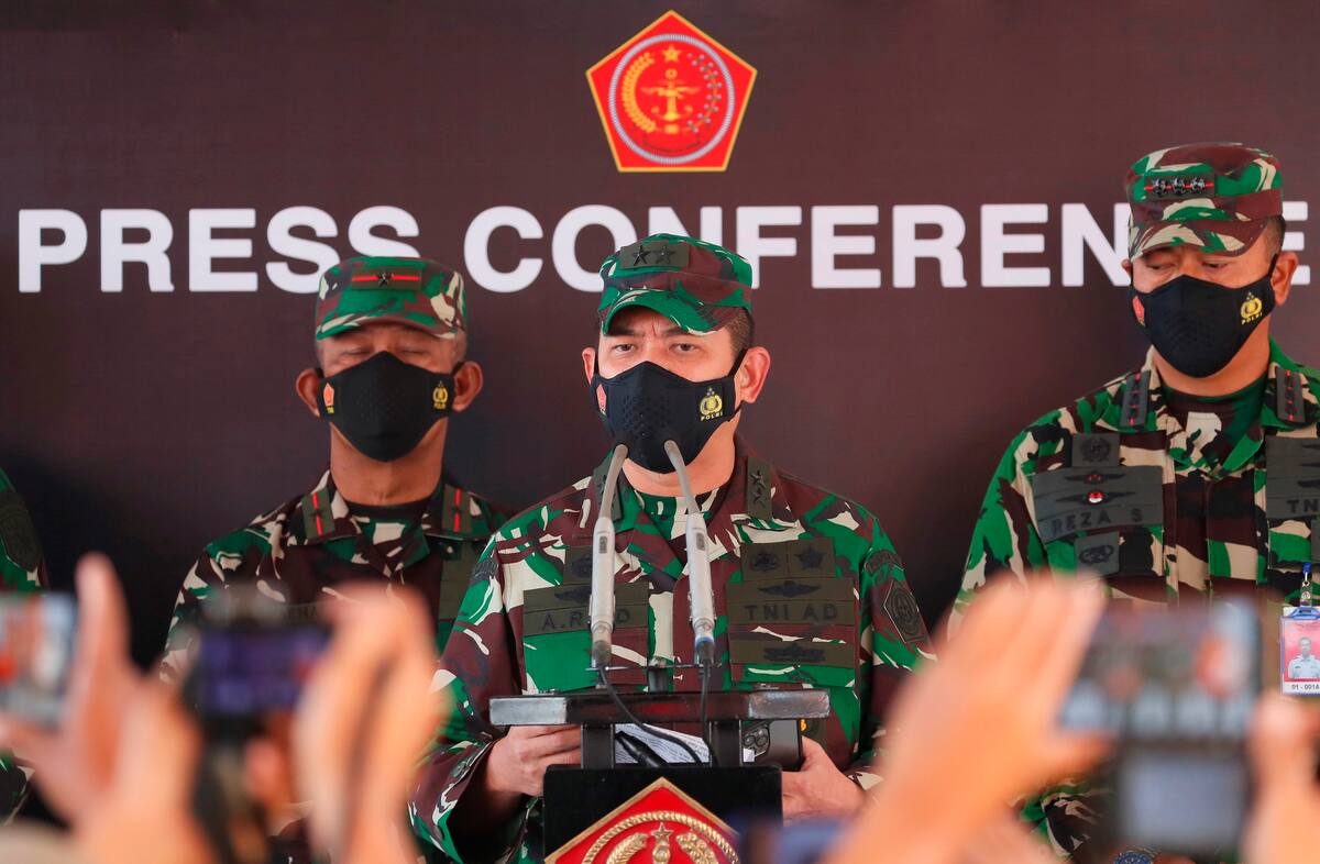 El jefe del Centro de Información Militar de Indonesia, Achmad Riad (C), habla con los medios de comunicación durante una conferencia de prensa tras un informe sobre un submarino indonesio desaparecido, en el aeropuerto Ngurah Rai en Bali, Indonesia, el 22 de abril de 2021. EFE/EPA/MADE NAGI