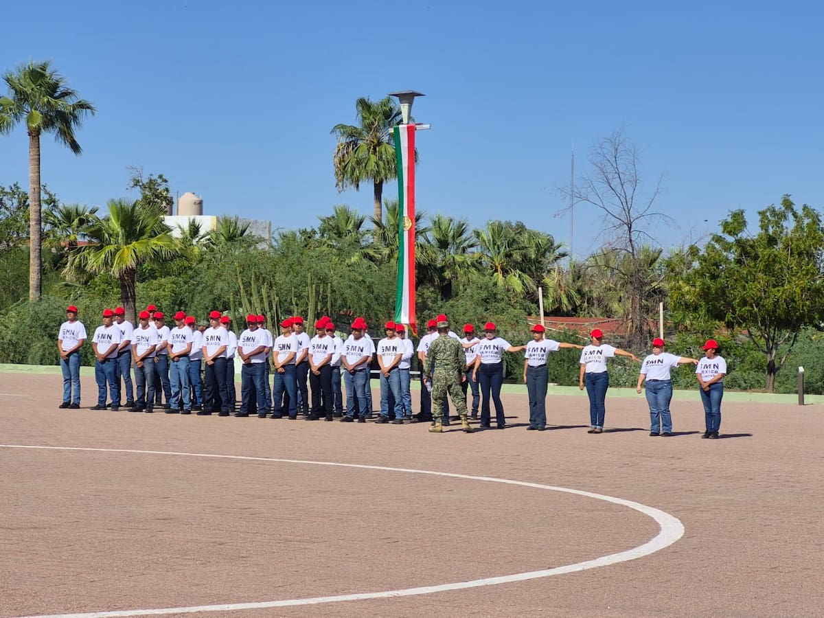 Jóvenes realizan trámites para obtener la Cartilla del Servicio Militar Nacional ante la Sedena.