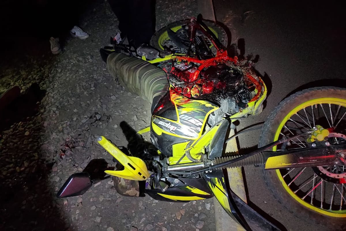Motociclista derrapa y cae en extraño accidente