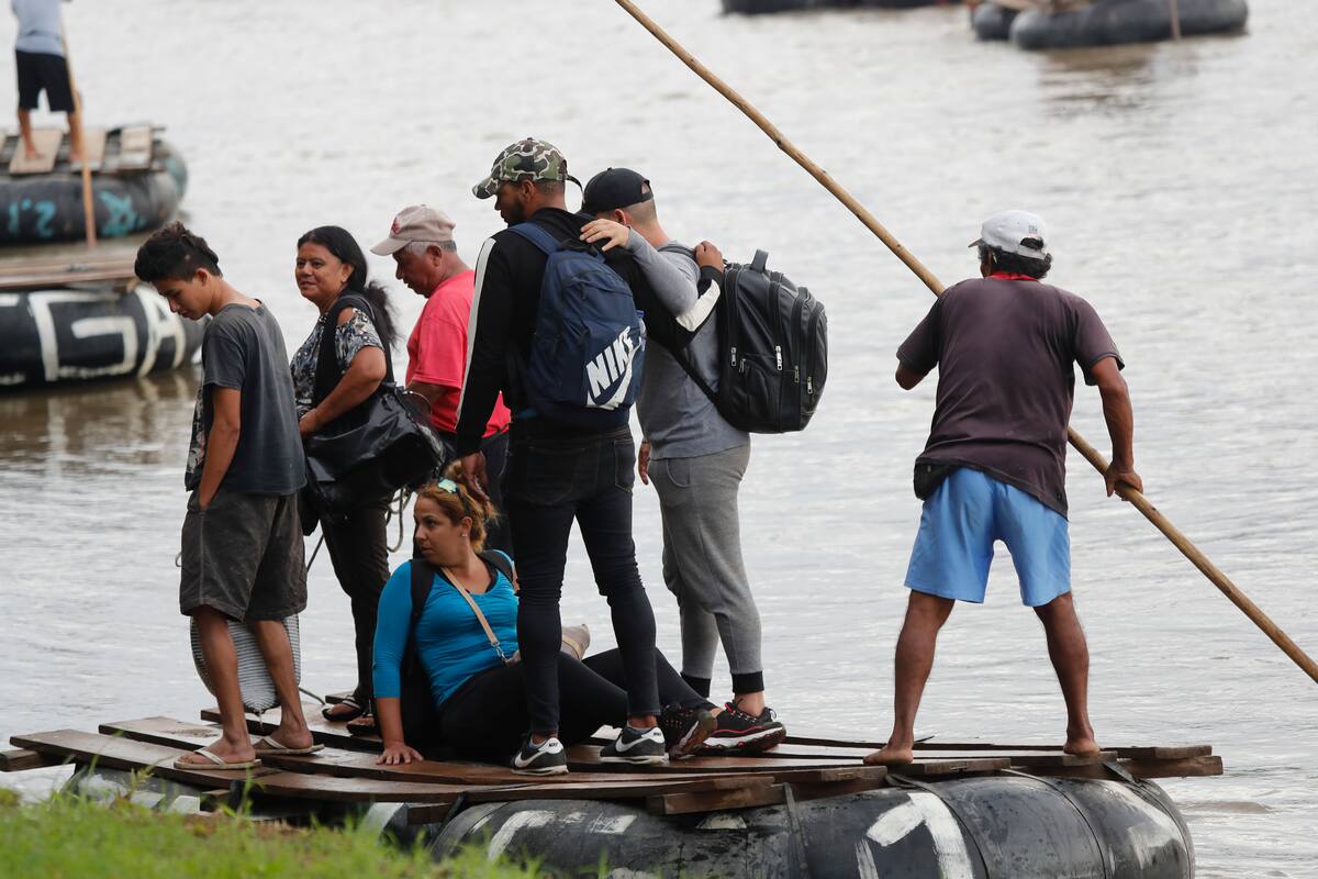 Rescatan a 83 migrantes hacinados en cuartos