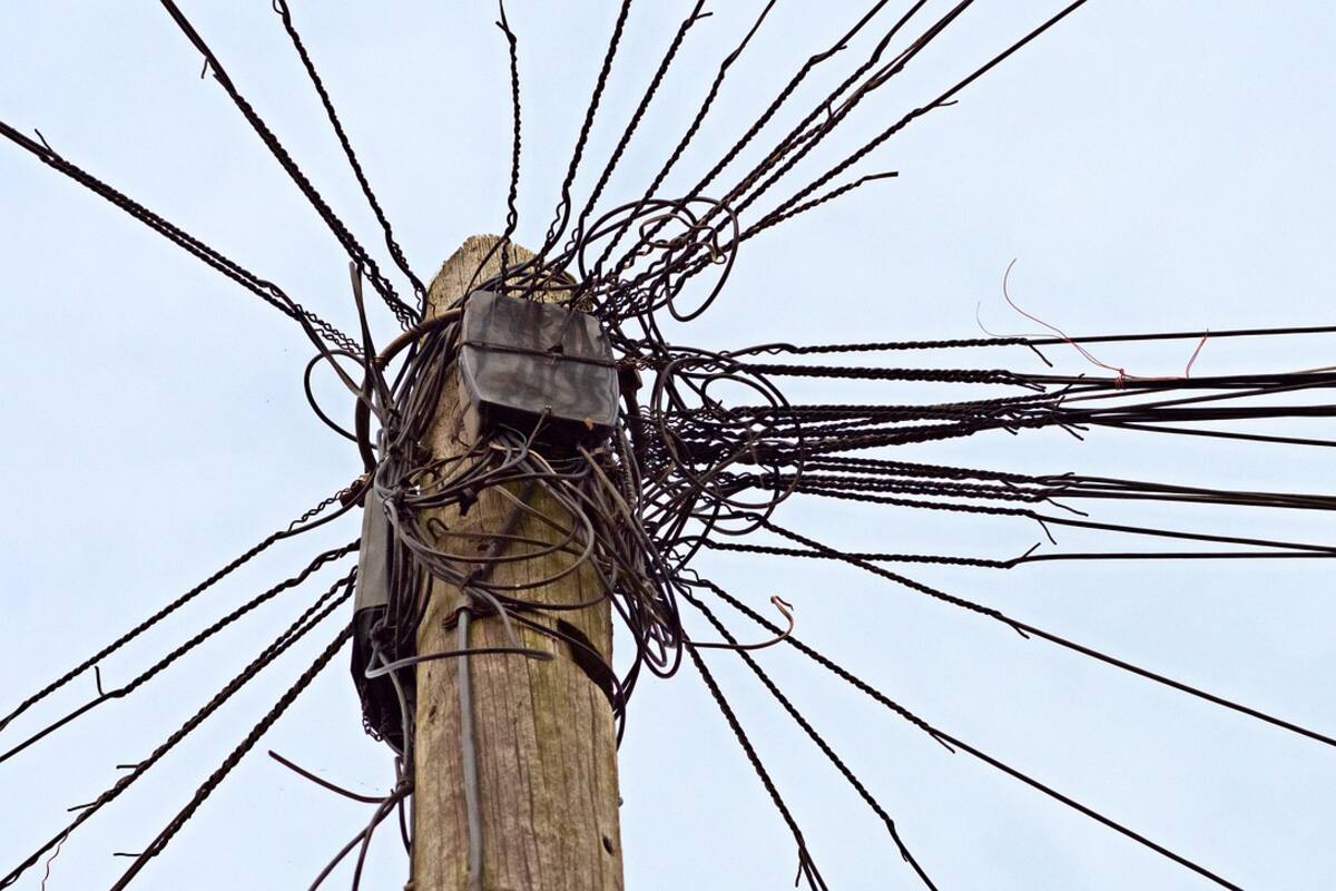 Le amputan parte de sus piernas a mujer que quedó enredada en cables de telefonía
