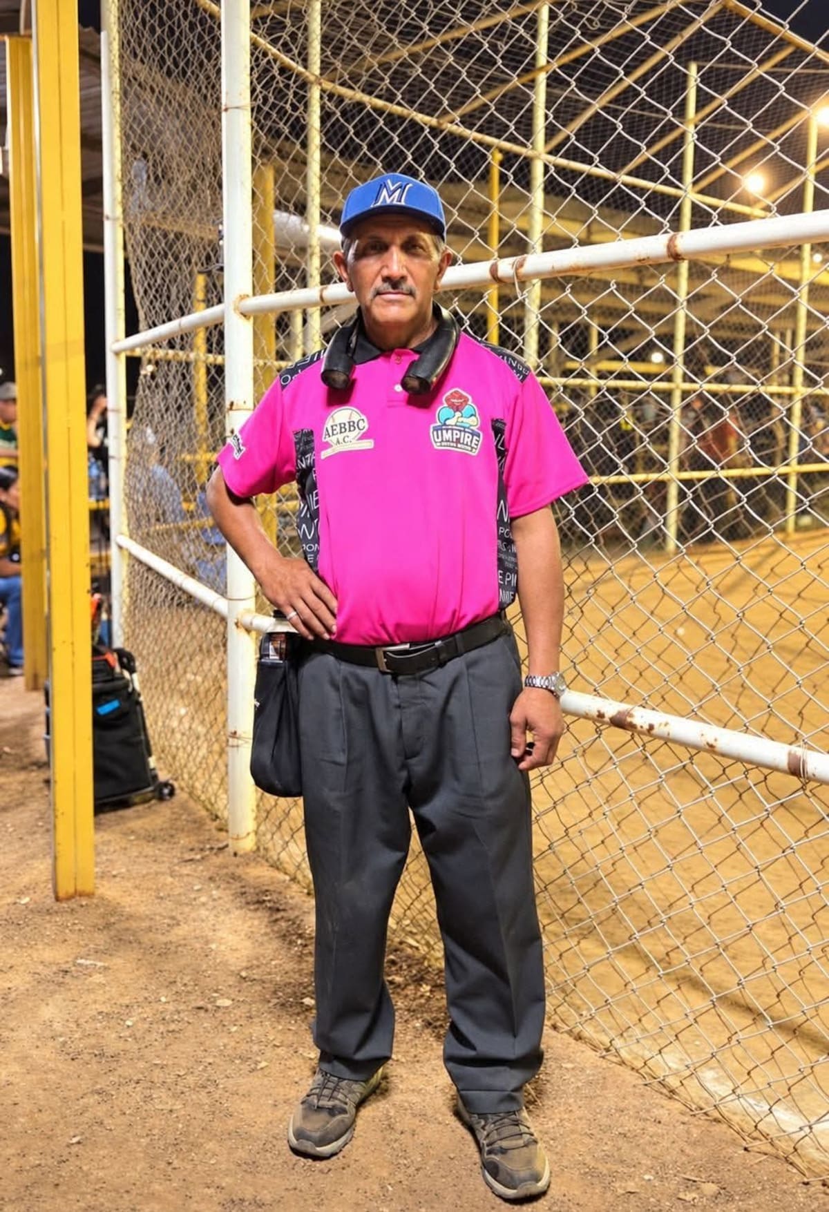 El béisbol y softbol de Mexicali están de luto por el fallecimiento del ampáyer Francisco Venegas, conocido como “Chilín”, quien murió tras sufrir un accidente vial. Con más de 30 años de trayectoria, será recordado por su carisma y participación en diversas ligas cachanillas. Foto: Cortesía
