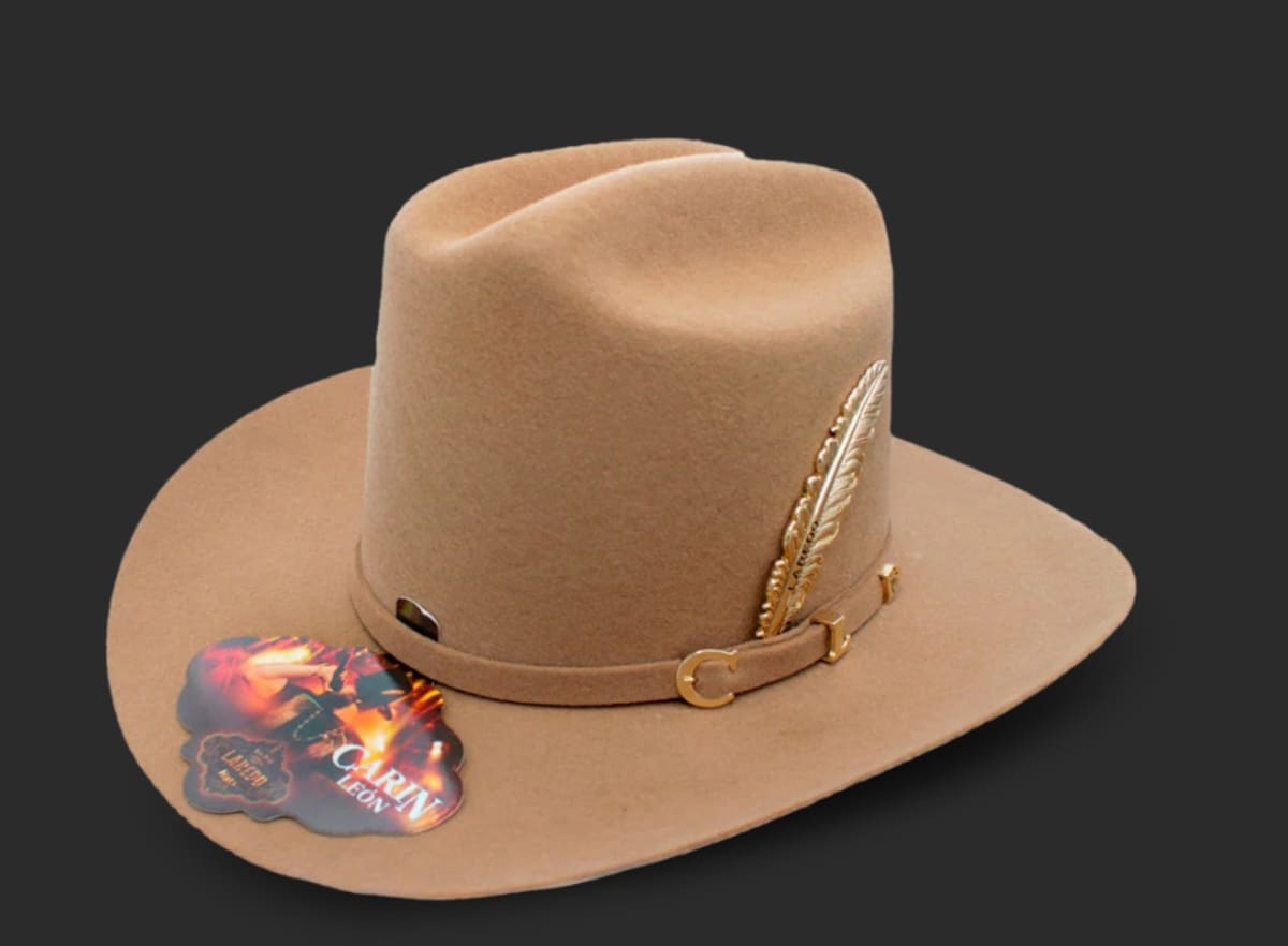 Previo al arranque del Festival Territorios de Paz en la Plaza Monumental de Playas de Tijuana, se presentó una texana 4X de lana fina con pluma metálica, diseñada para los seguidores del cantante que asistirán a su concierto el 21 de marzo. Foto: Cortesía