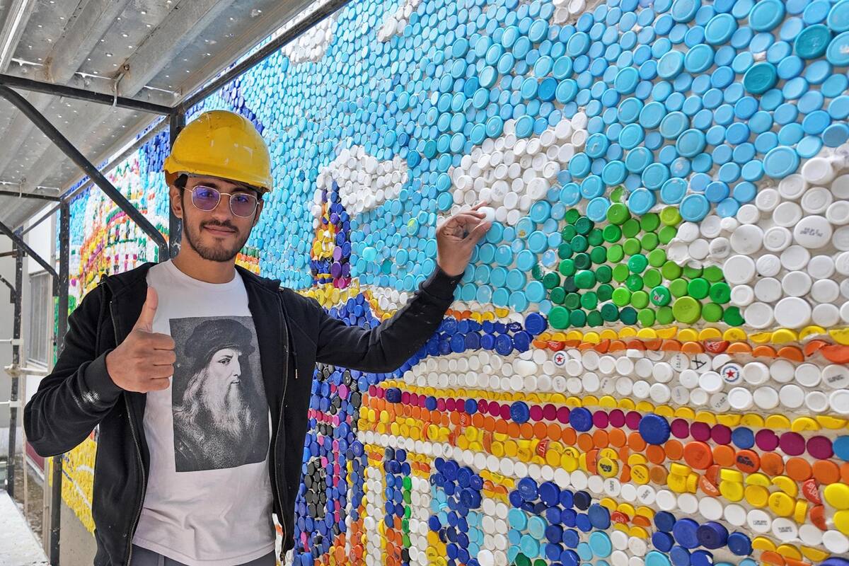 Artista venezolano compone ‘eco-mural’ con tapones