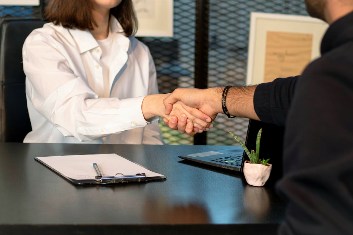 Qué color usar en una entrevista de trabajo según la impresión que quieras causar