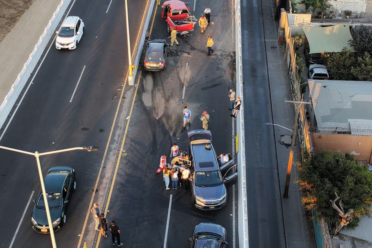 Choque en Viaducto Elevado deja a dos menores y un hombre lesionados