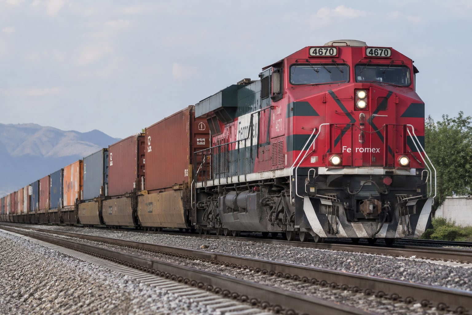 Tren de carga circula por vías ferroviarias con contenedores de mercancías; el Paquete Económico 2027 propone elevar el derecho que pagan algunas concesionarias con más de 15 años de operación. | Crédito: Imagen generada con IA de ChatGPT