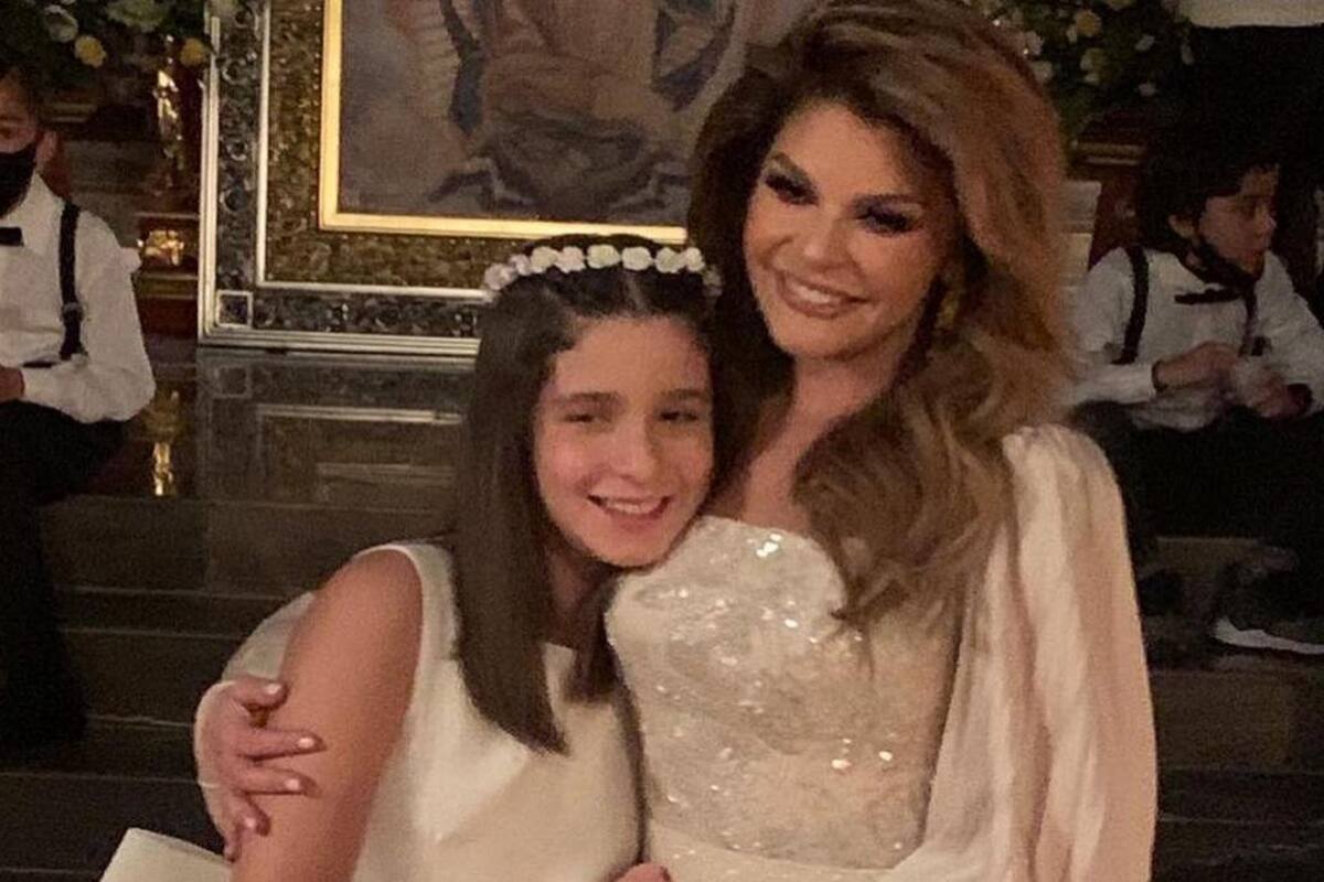 Itatí Cantoral le canta a la Virgen a lado de su hija