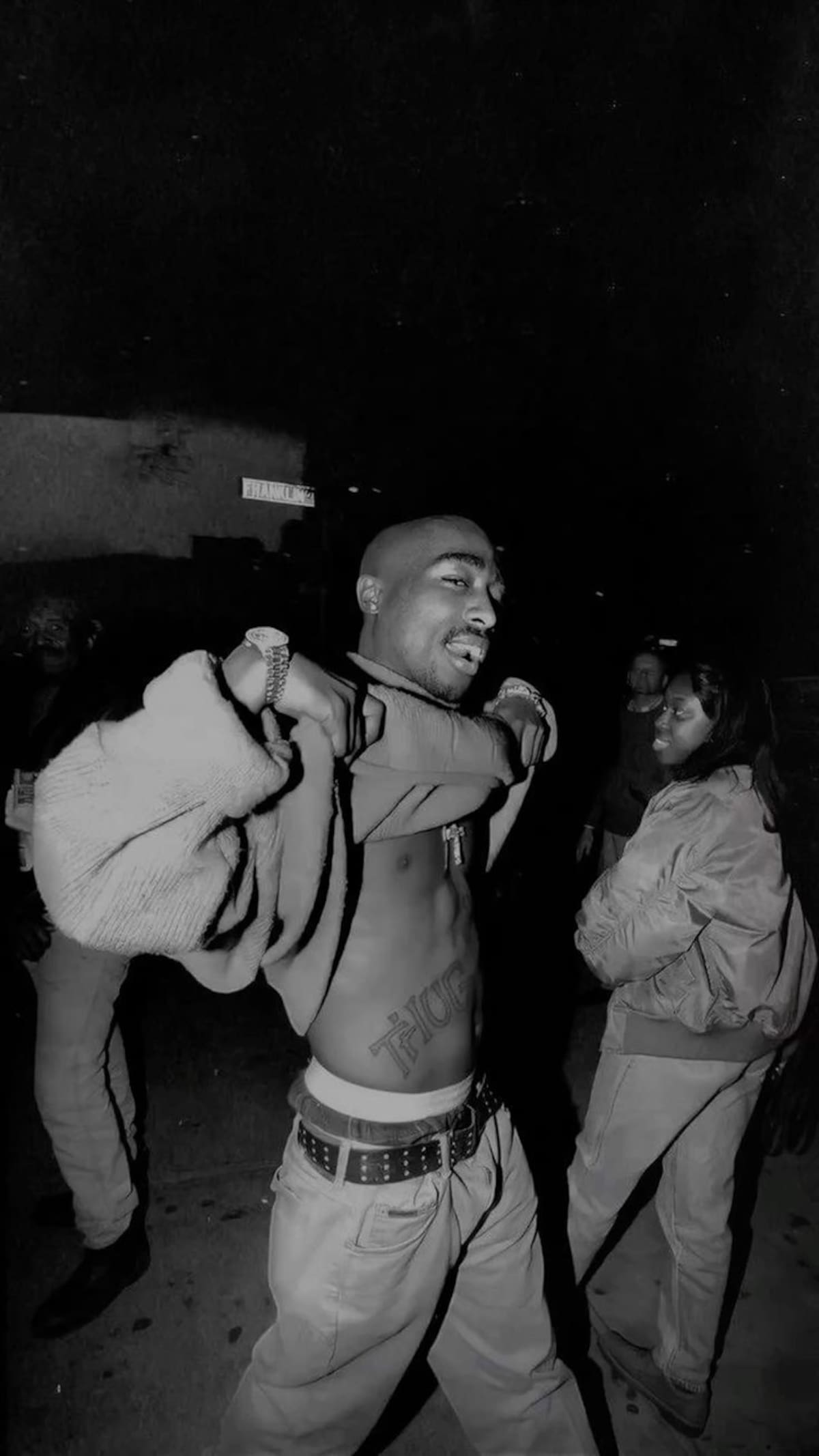 Tupac Shakur fue de los primeros en usar la moda sagging. Imagen tomada del sitio oficial de Pinterest