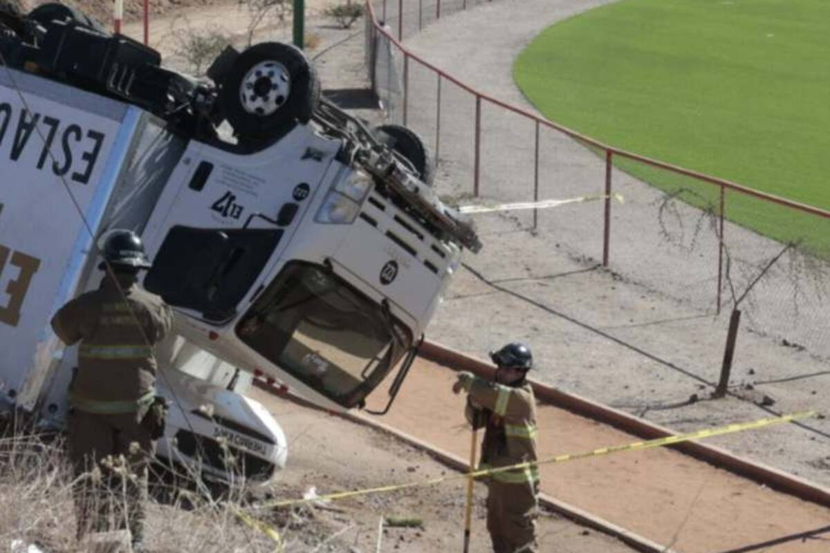Volca vehículo cargado de carne por exceso de velocidad