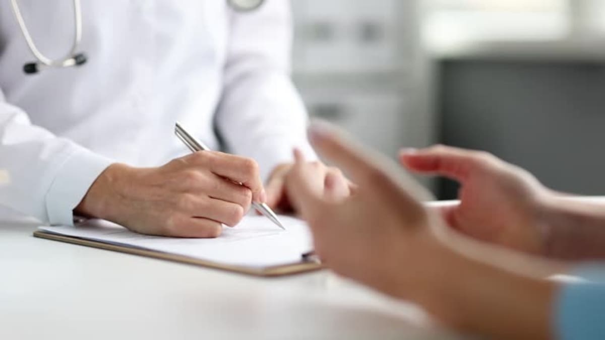 Los médicos encabezan la lista en empleos mejor pagados, según la IA. | Foto: istock