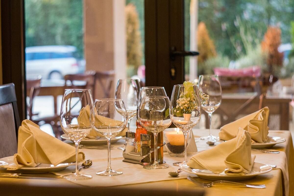 Detrás de un restaurante hay una lista de negocios ¿cuáles son?
