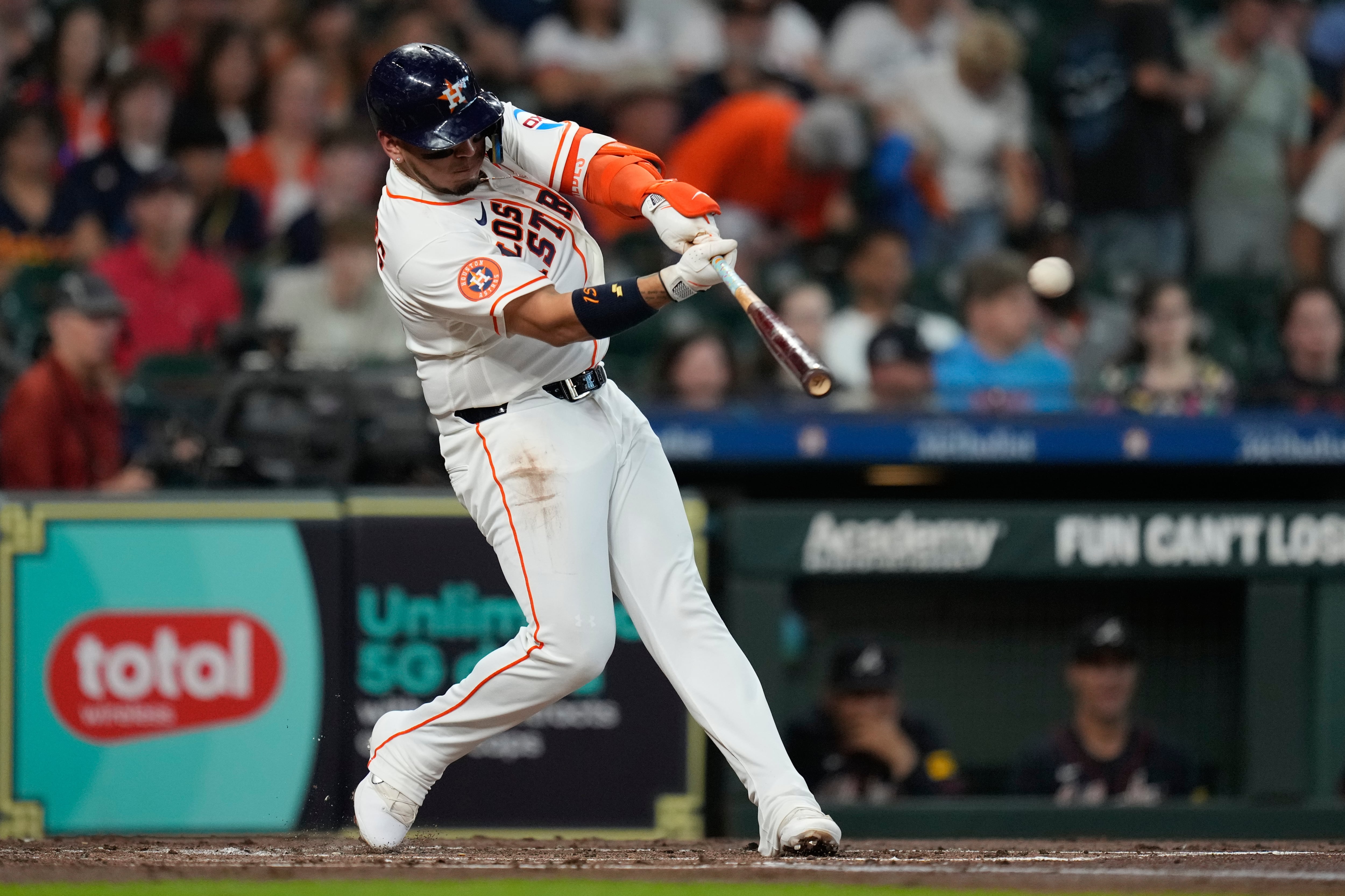 Isaac Paredes de los Astros de Houston conecta con poder la bola. (AP Photo/Ashley Landis)