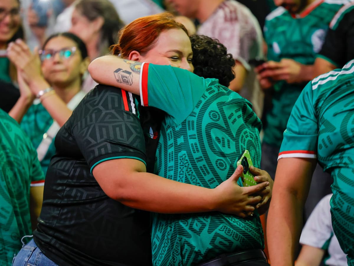 Entre porras, banderas y camisetas del Tricolor, cientos de aficionados siguieron el partido entre México y Corea del Sur en el Baja Fut Fest, celebrado en el Palenque del FEX en Mexicali. Foto: Juan J. Morales.